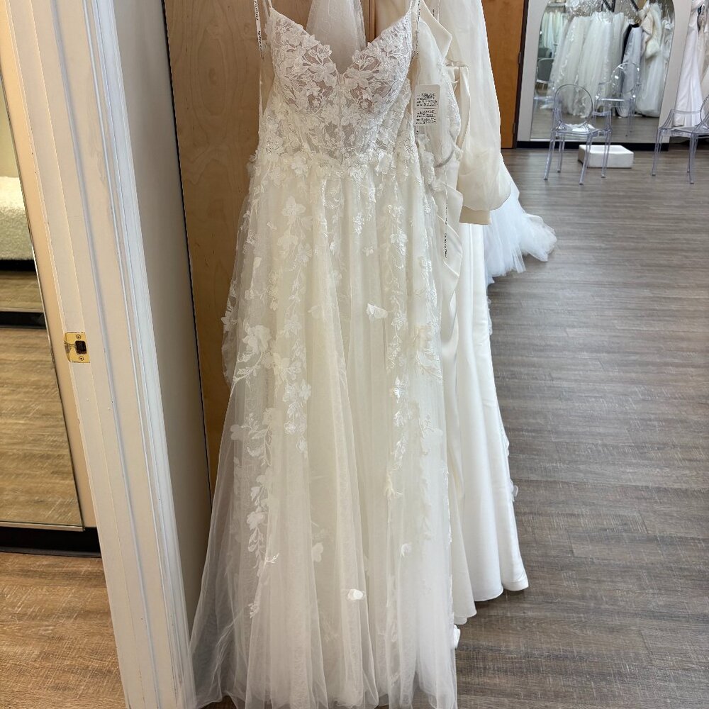 Essense of Australia D3521  SZ 8